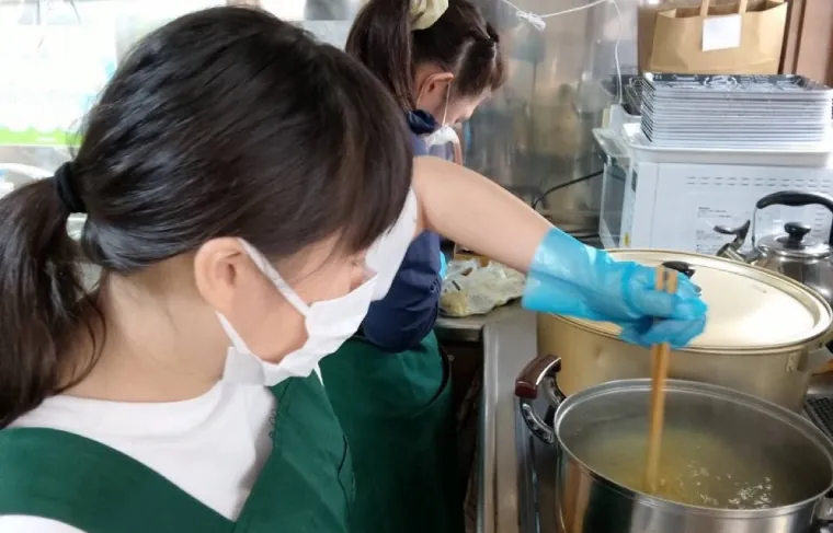 調理活動で鍋を扱う様子
