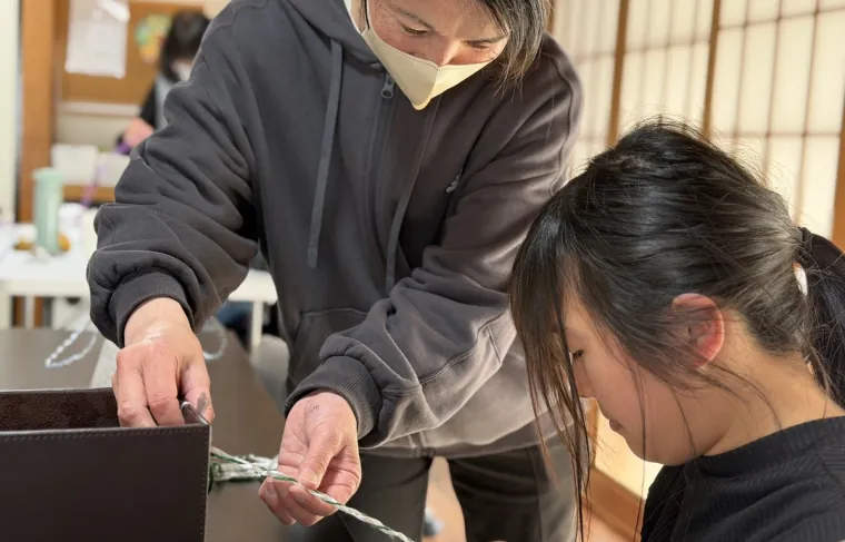 職員と一緒に軽作業へ取り組む様子